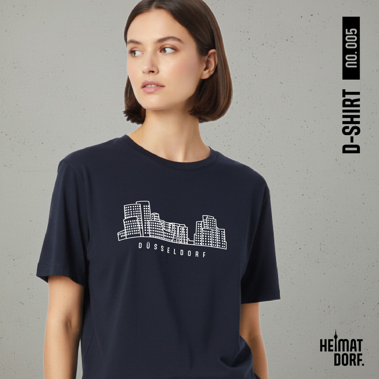 Frau trägt dunkelblaues T-Shirt mit Aufdruck der Medienahafen-Skyline und dem Schriftzug Düsseldorf. Das T-Shirt ist die No. 005 der D-Shirt Kollektion.