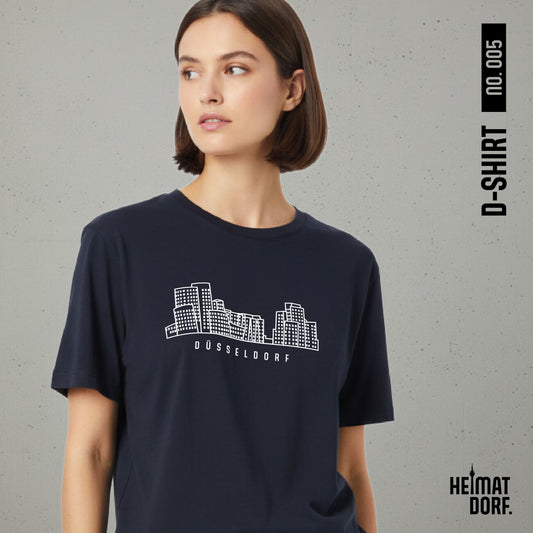 Frau trägt dunkelblaues T-Shirt mit Aufdruck der Medienahafen-Skyline und dem Schriftzug Düsseldorf. Das T-Shirt ist die No. 005 der D-Shirt Kollektion.