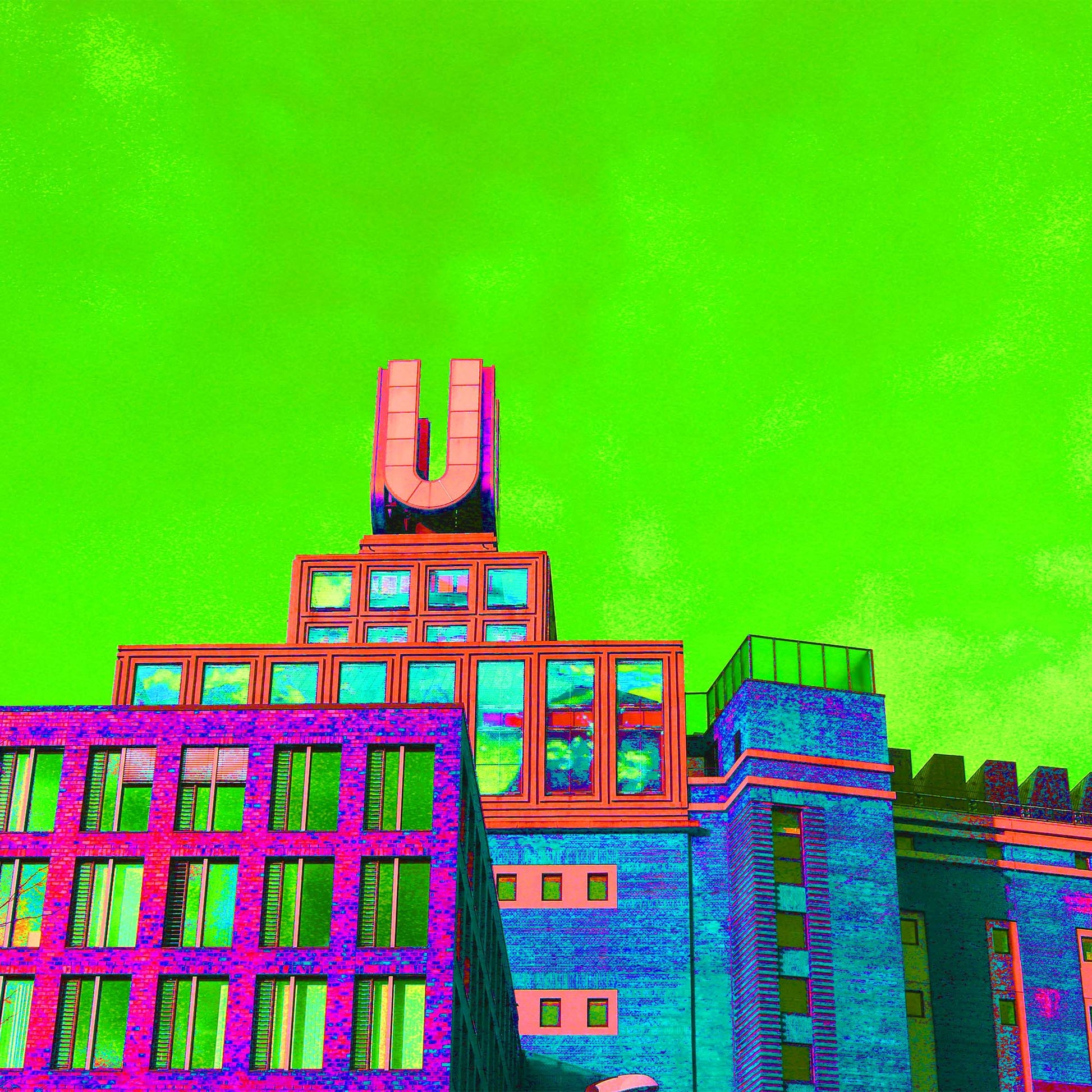 Dortmunder U als Popartbild. Das bunte Gebäude steht vor einem knallig grünen Himmel.