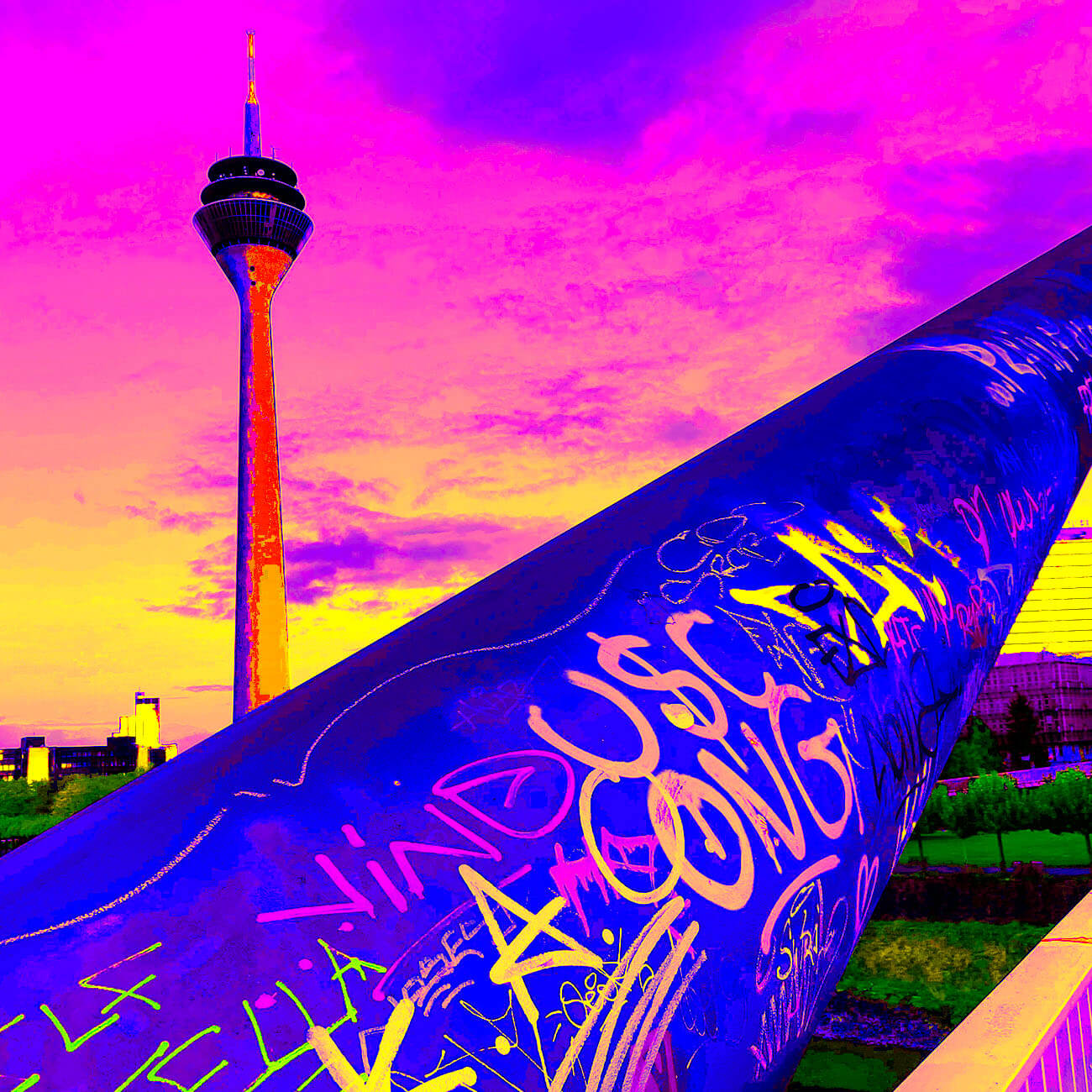 Düsseldorf Popartbild mit nach oben strebendem Geländer mit Graffity-Signatures und Rheinturm im Hintergrund