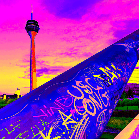Düsseldorf Popartbild mit nach oben strebendem Geländer mit Graffity-Signatures und Rheinturm im Hintergrund