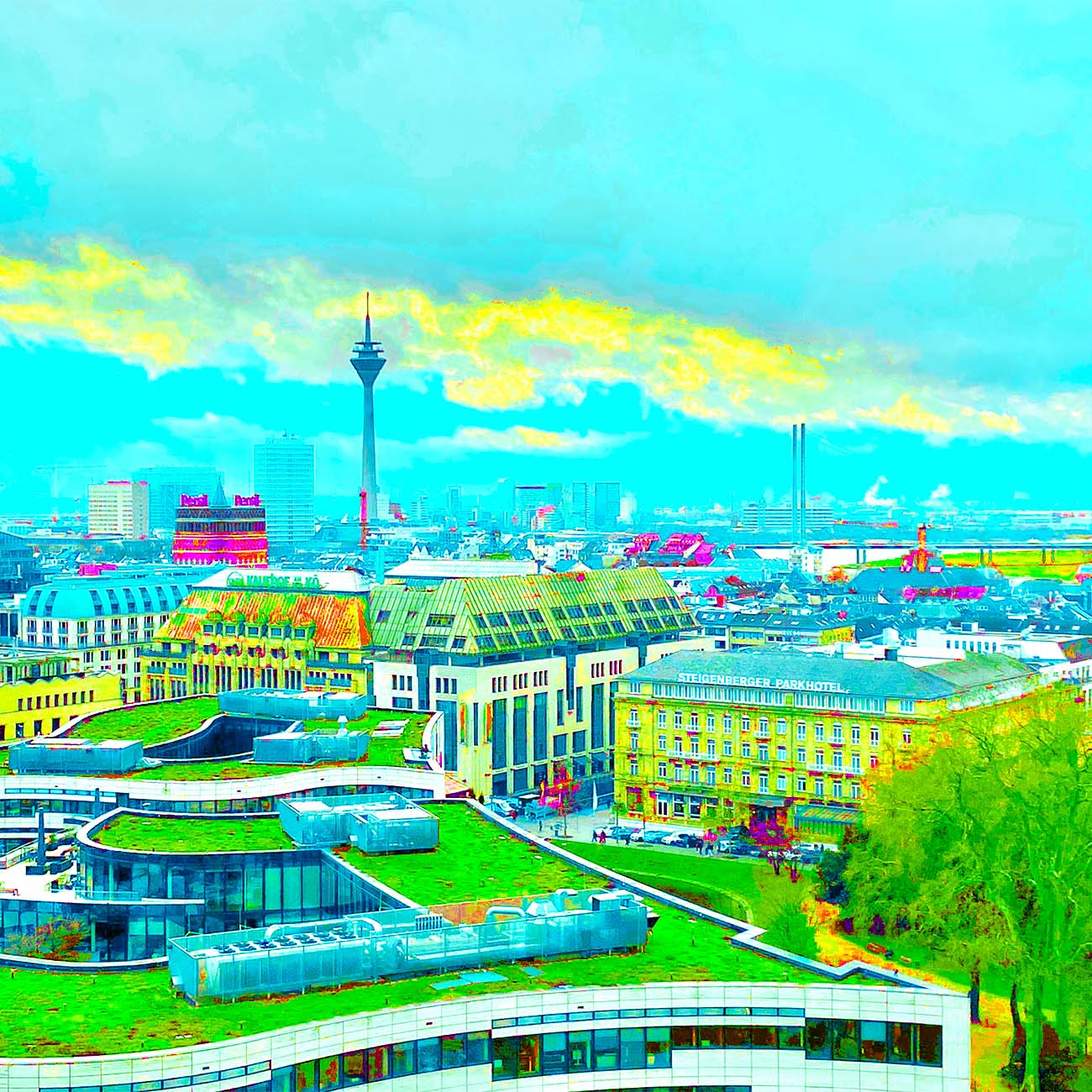 Das Popartbild über den Dächern von Düsseldorf zeigt den Blick auf den Köbogen, das Steigenberger Parkhotel, Galeria Kaufhof an der Kö und dann im Hintergrund den Rheinturm und die Rheinkniebrücke. Das Bild ist in türkis, gelb, grün und magenta gehalten.