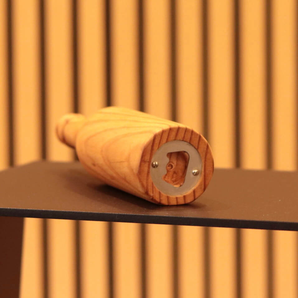 Unterseite einer Longneckflasche aus Holz. Auf der Unterseite ist ein Flaschenöffner eingeschraubt.