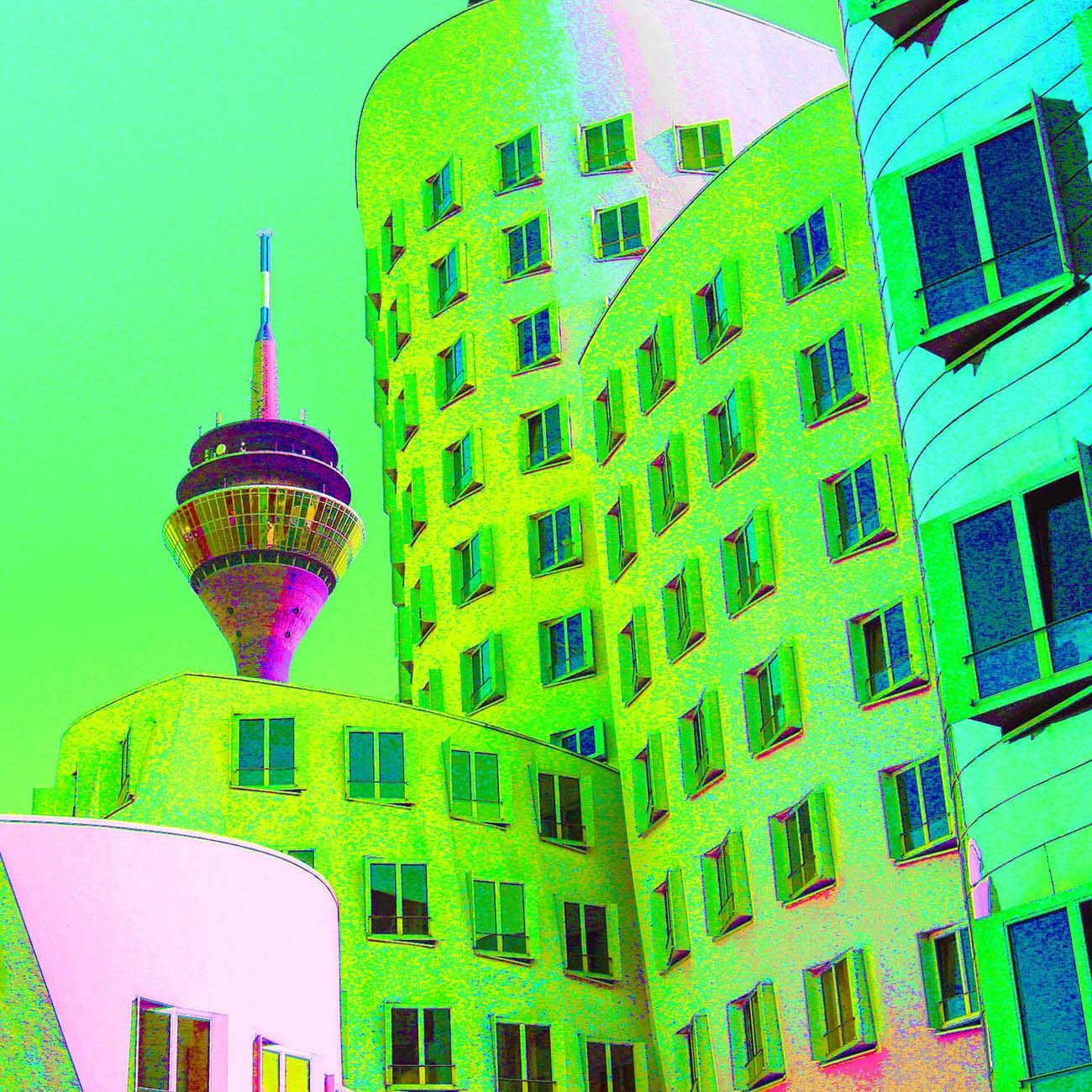 Knalliges Popart-Bild vom Düsseldorfer MedienHafen. Im Vordergrund sind die Gehrybauten in knallgrün gefärbt und im Hintergrund in pink der Rheinturm zu sehen.
