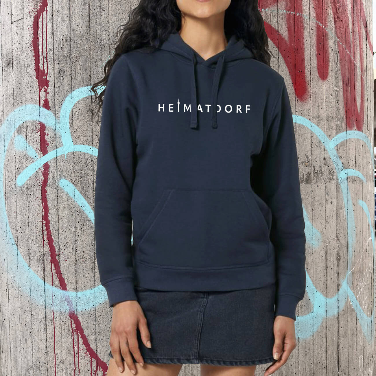 Weißer Heimatdorf Schriftzug mit dem Düsseldorfer Rheinturm als i-Ersatz auf einem dunkelblauen Unisex Bio-Hoodie.