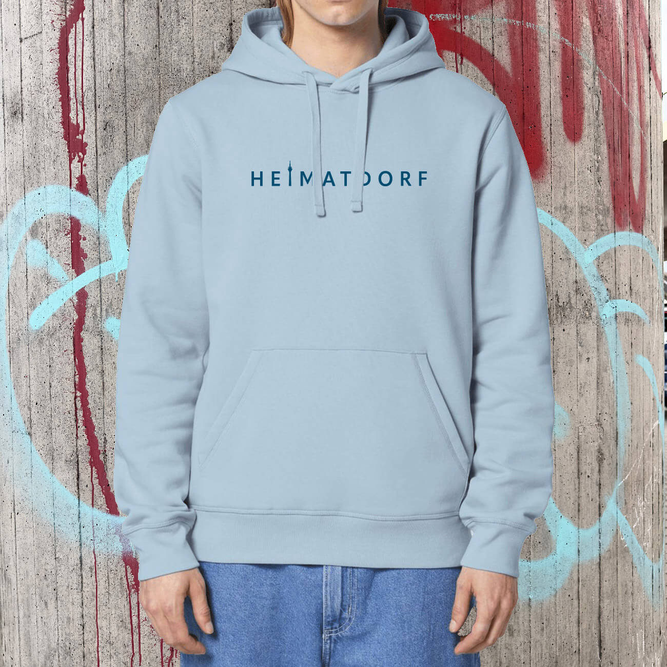 Hellblauer Düsseldorf Bio-Hoodie mit dunkelblauem Schriftzug HeimatDorf auf der Brust.