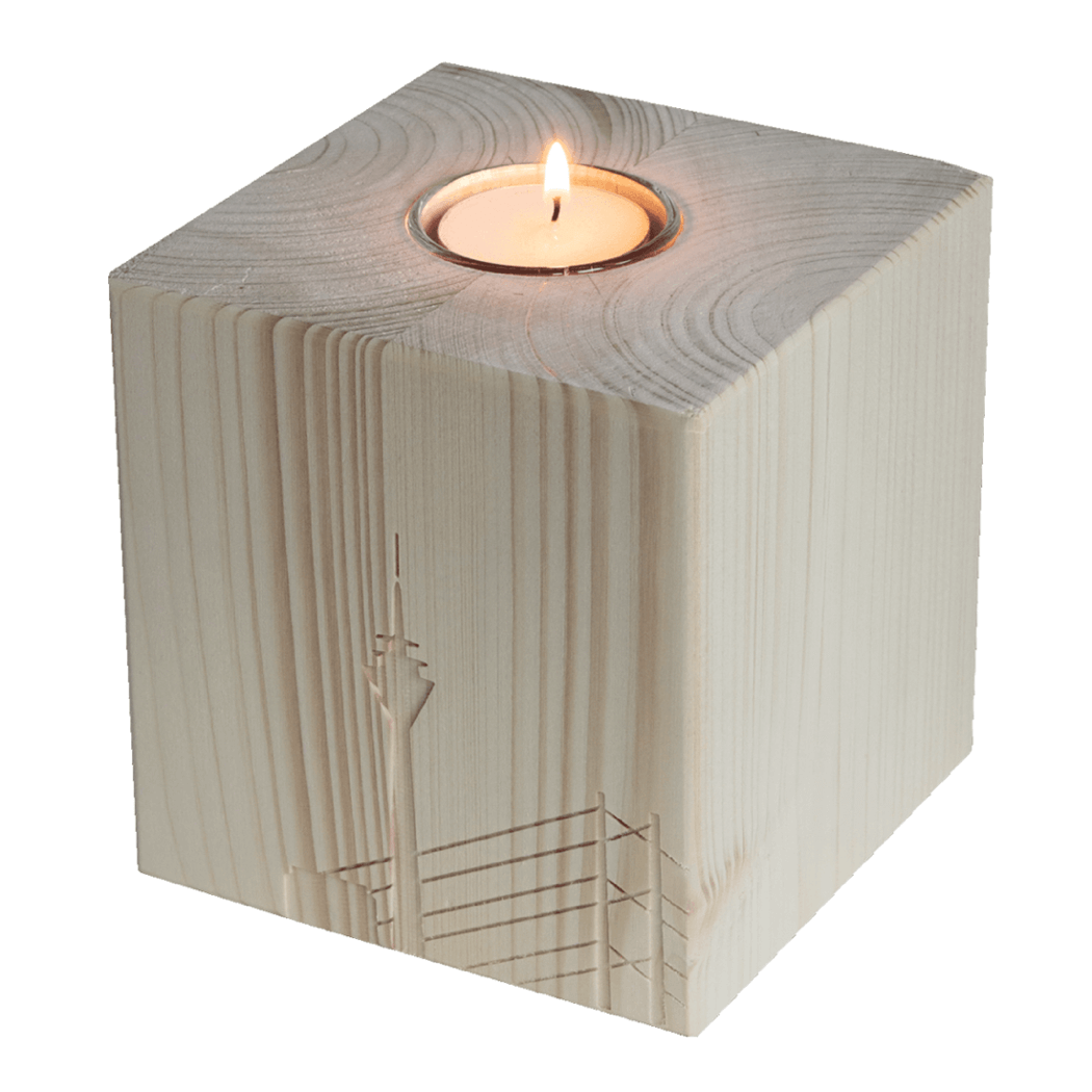 Holzwürfel in der Größe 12 x 12 x 12 cm mit Einlass oben für ein Teelicht im Glas. In die Vorderseite ist der Rheinturm und die Rheinkniebrücke eingefräst.