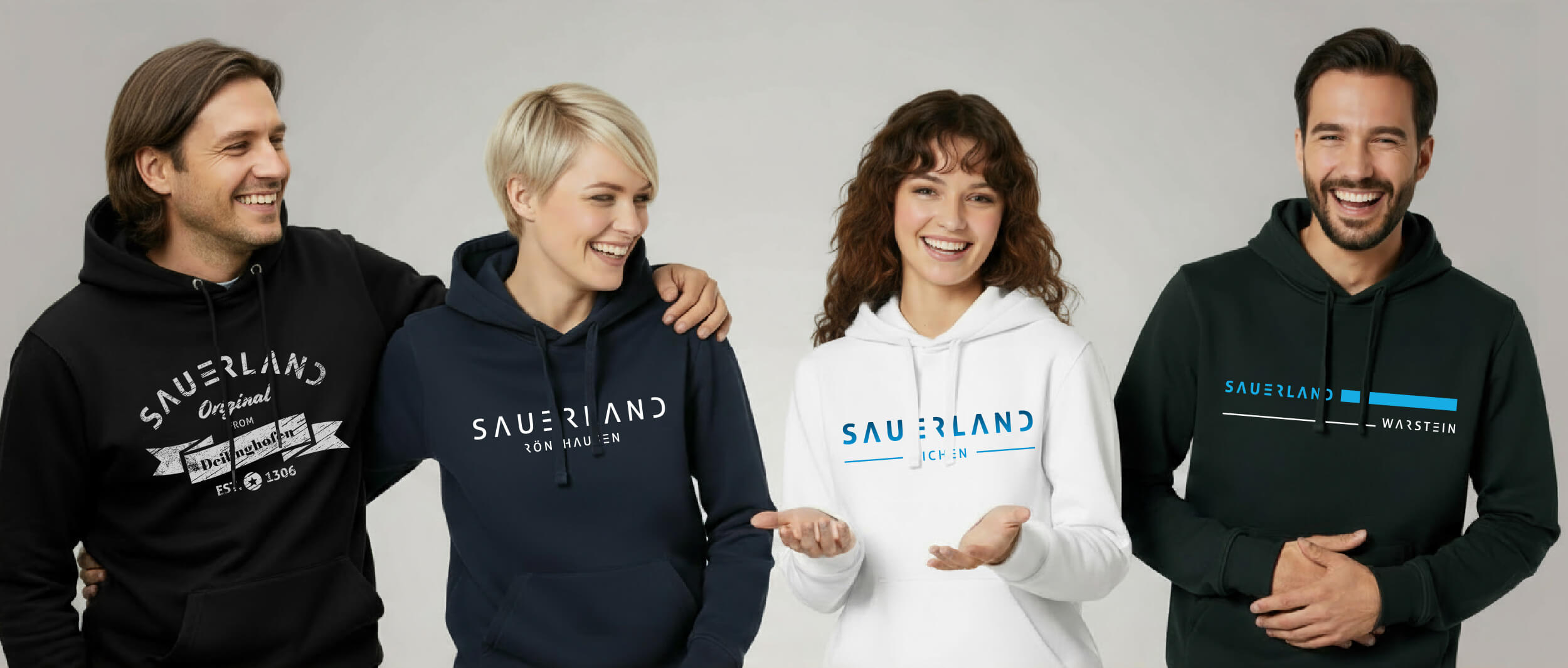 Zwei Frauen und zwei Männer tragen Sauerland Hoodies und haben Spaß zusammen.