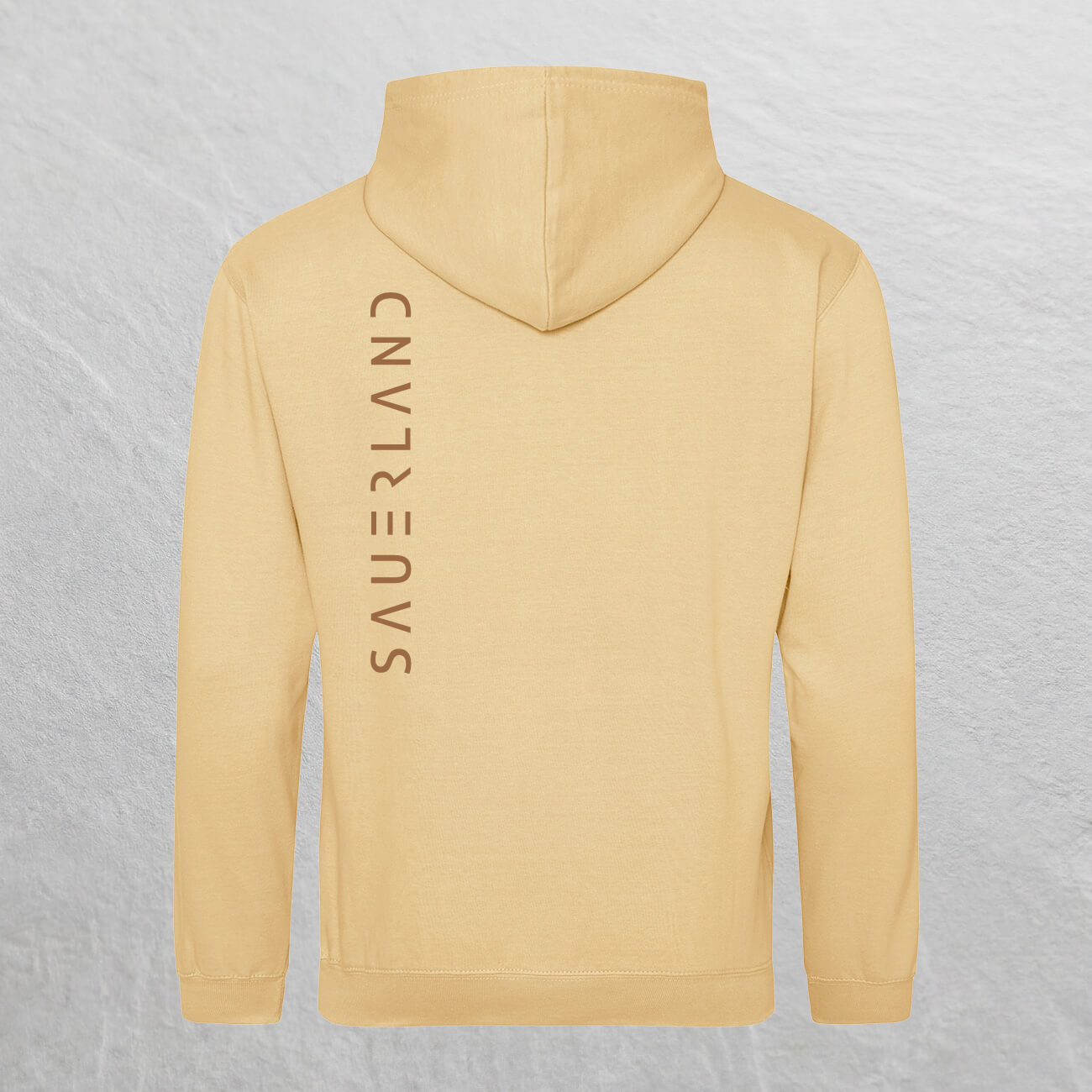 Rückseite eines beigen Hoodies mit großem Sauerland Schriftzug auf dem Rücken. Der Schriftzug ist auf der linken Seite hochkant in Kupfer aufgedruckt.