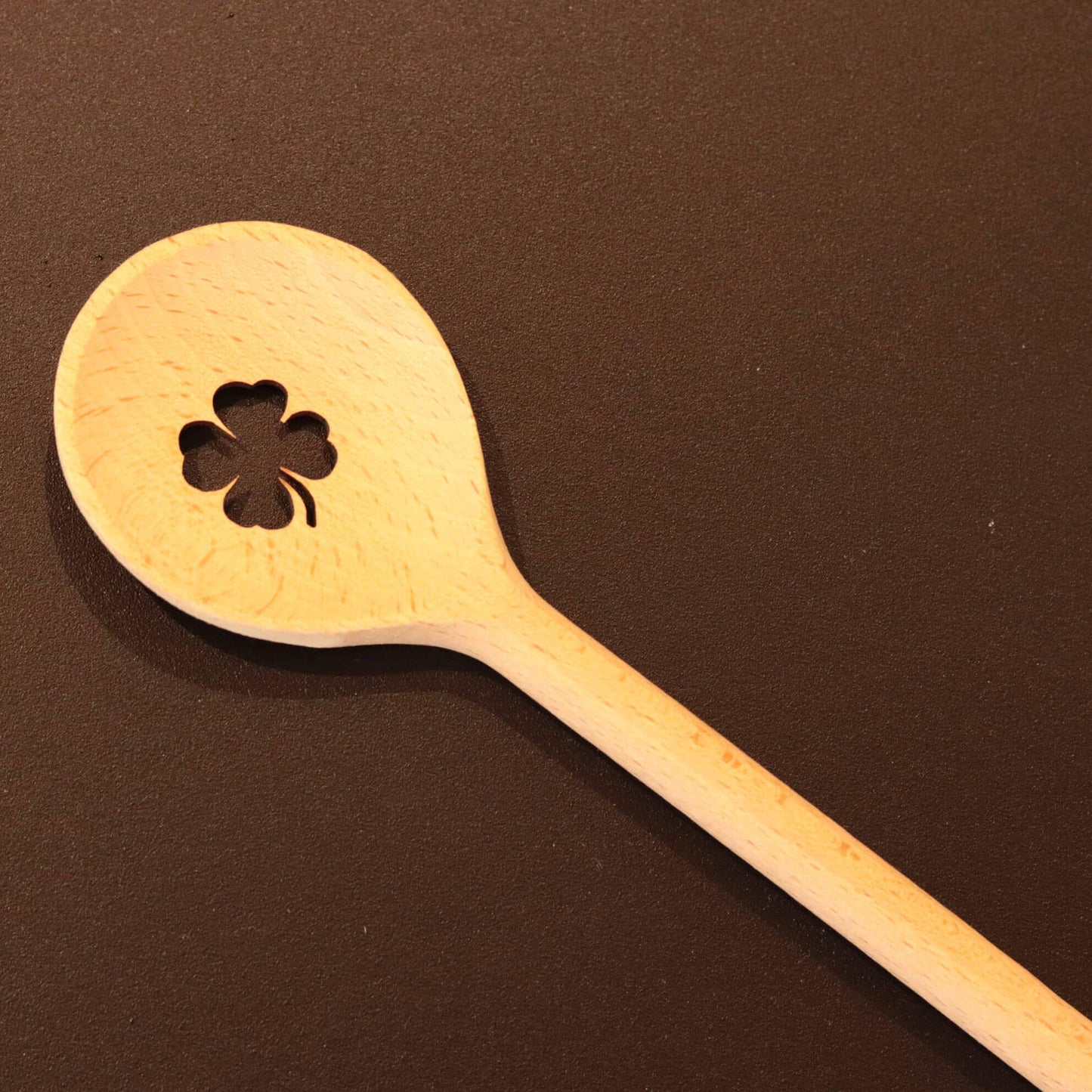 Kochlöffel aus Holz mit Kleeblatt-Fräsung