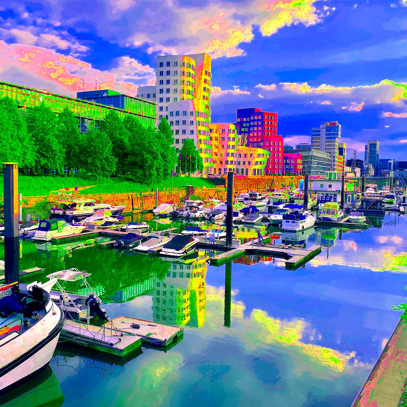 Das knallige Popartbild zeigt die Marina Düsseldorf mit Blick auf die Gehryhäuser im Düsseldorfer Medienhafen. Die Farbpalette reicht von einem intensiven Grün über blau und leuchtenden Akzenten in magenta und gelb.