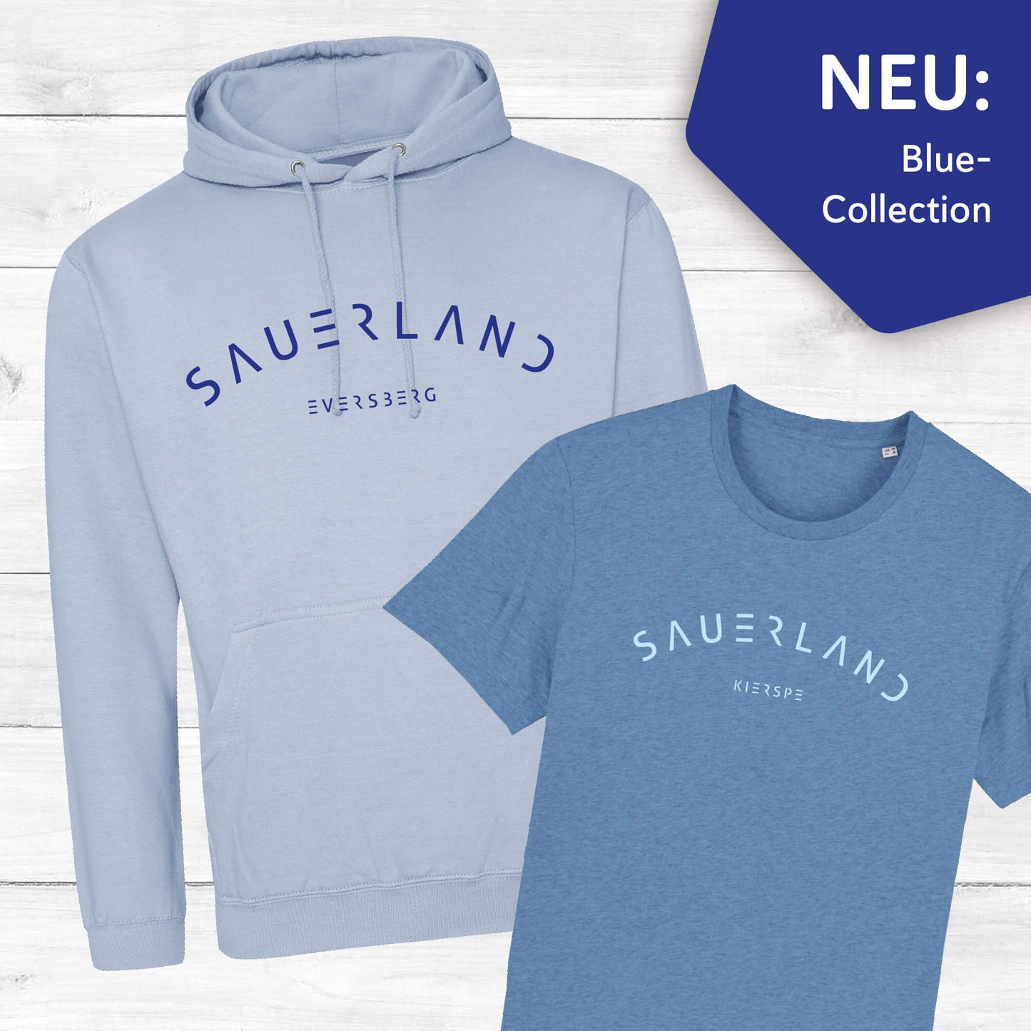Sauerland Blue Collection bestehnd aus einem hellblauen Hoodie und einem mittelblauen T-Shirt. Beide mit dem modernen Sauerland Logo und einem Dorfnamen bedruckt.