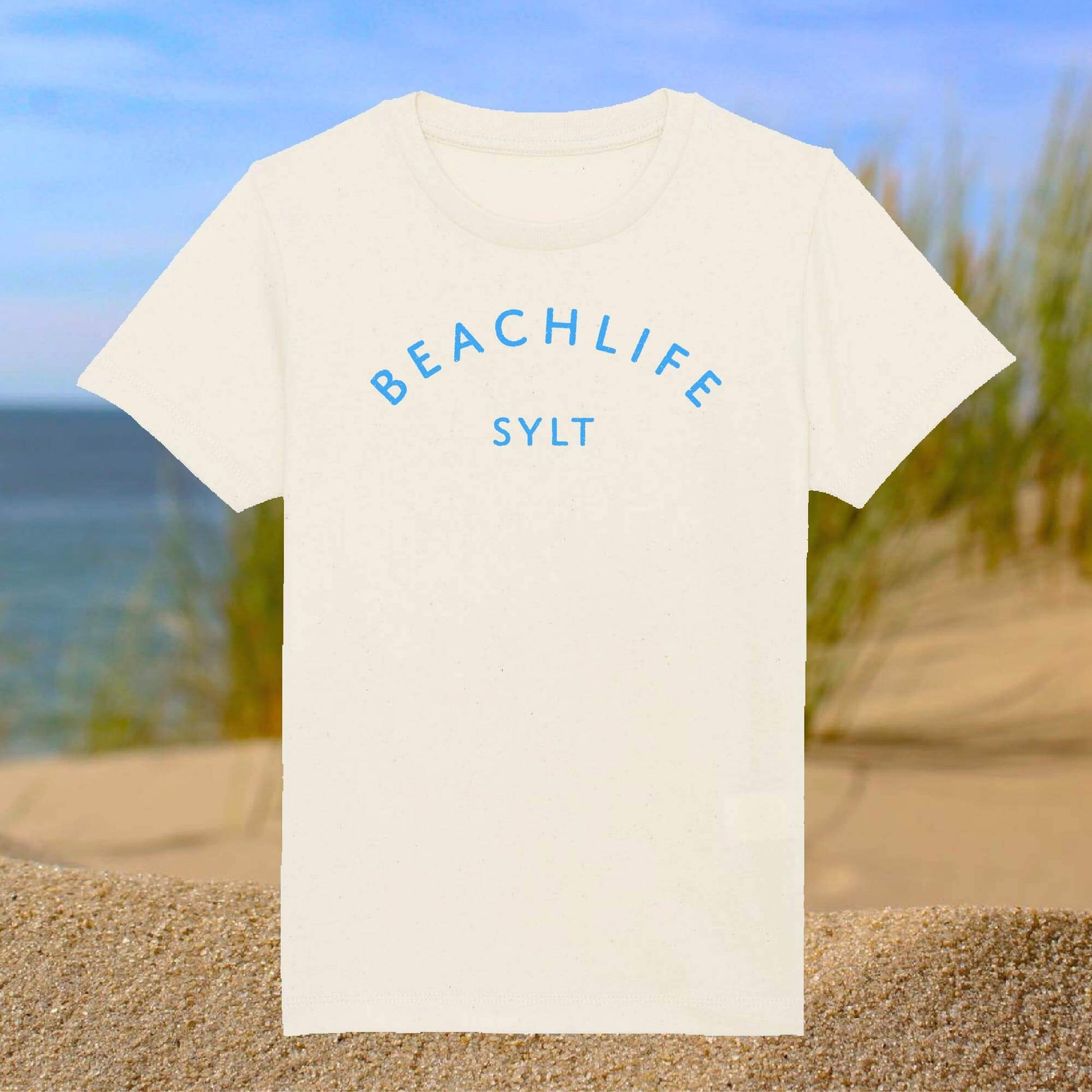 Hellbeiges T-Shirt mit blauem Beachlife Sylt Aufdruck.