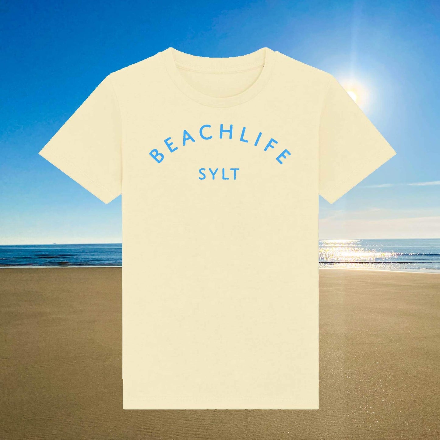 Hellgelbes Kinder T-Shirt aus Biobaumwolle mit blauem Beachlife Sylt Aufdruck.