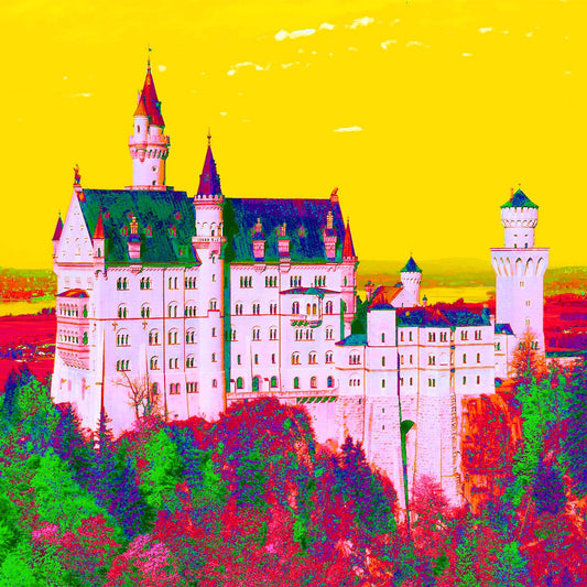 Schloss Neuschwanstein in rosa vor einem knallgelben Himmel und bunten Bäumen. Das ist die Popartversion des berühmten Märchenschlosses.
