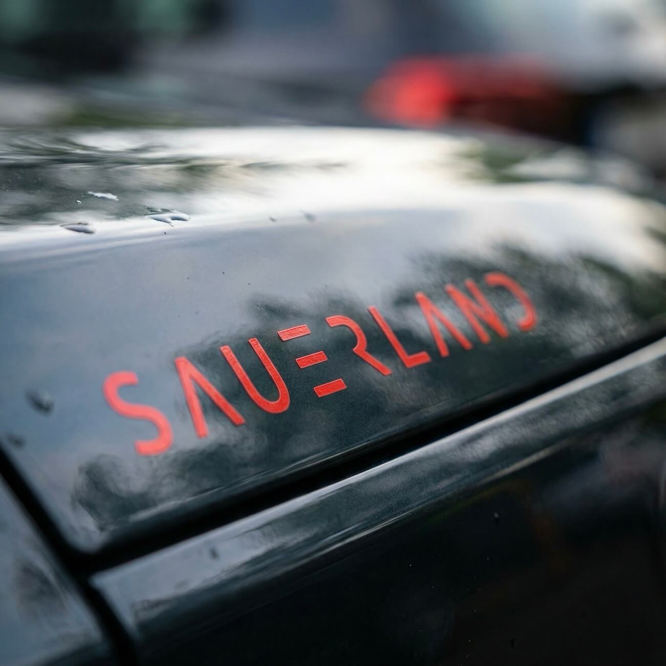 Sauerland-Aufkleber in rot - new SAUERLAND Schriftzug