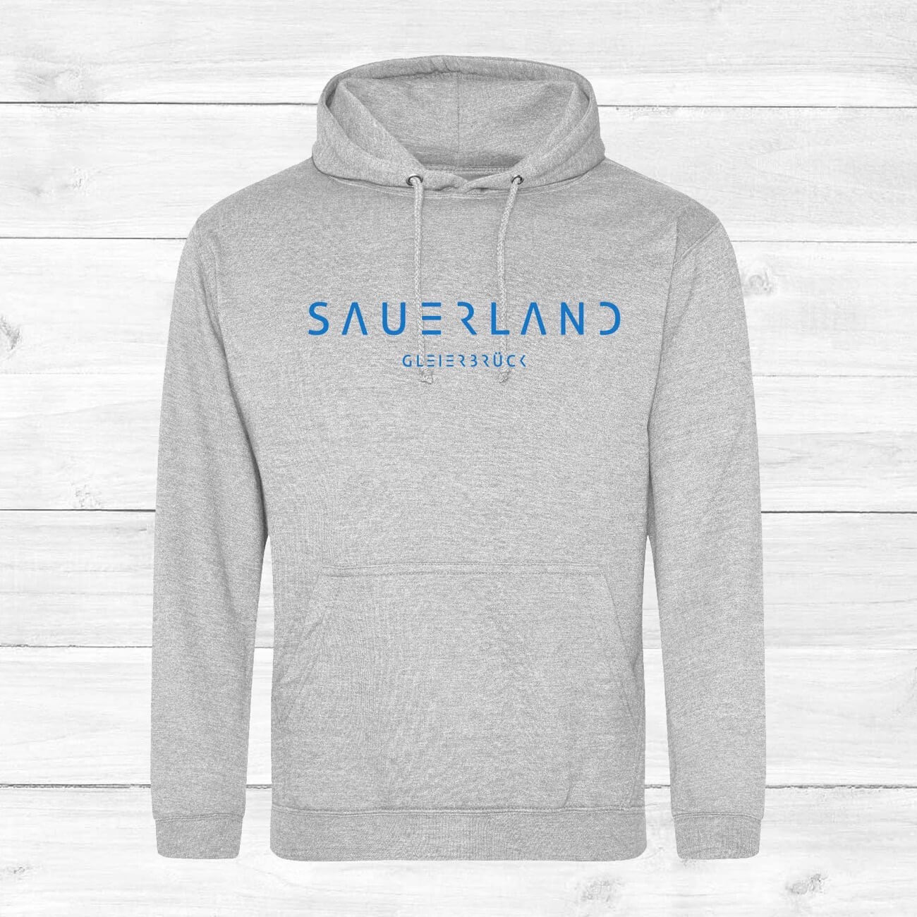 Grau-mellierter Hoodie mit dem neuen Sauerland Schriftzug in blau aufgedruckt. Darunter steht etwas kleiner der Dorfname Gleierbrück.