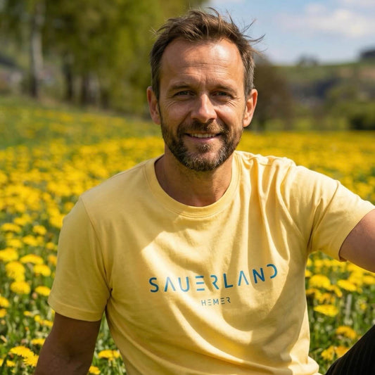 Modellbild des newSAUERLAND DorfDesign T-Shirts in Gelb