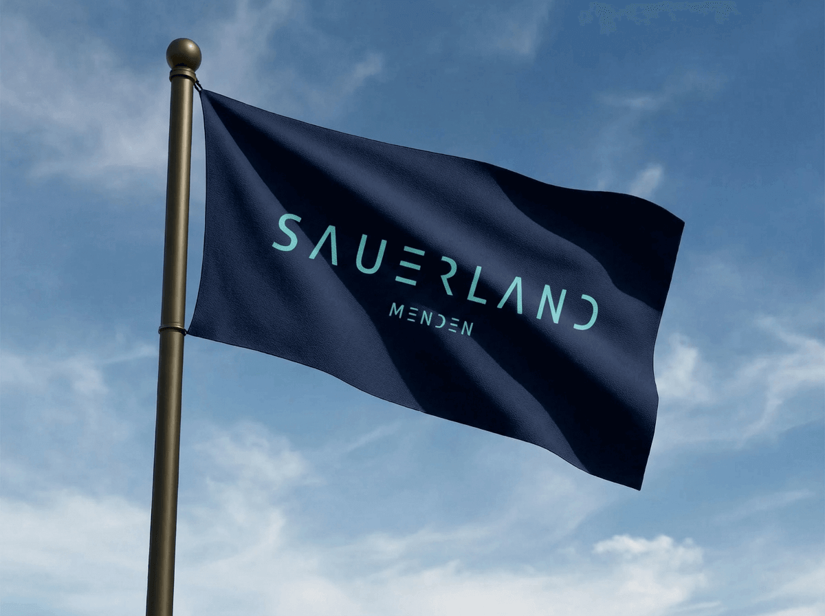 Eine dunkelblaue Fahne mit türkiser Schrift „Sauerland Menden“