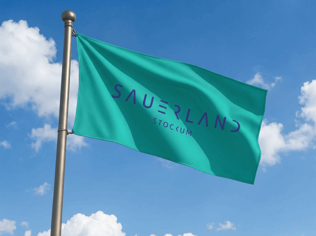 Eine türkise Fahne mit blauer Schrift „Sauerland Stockum“