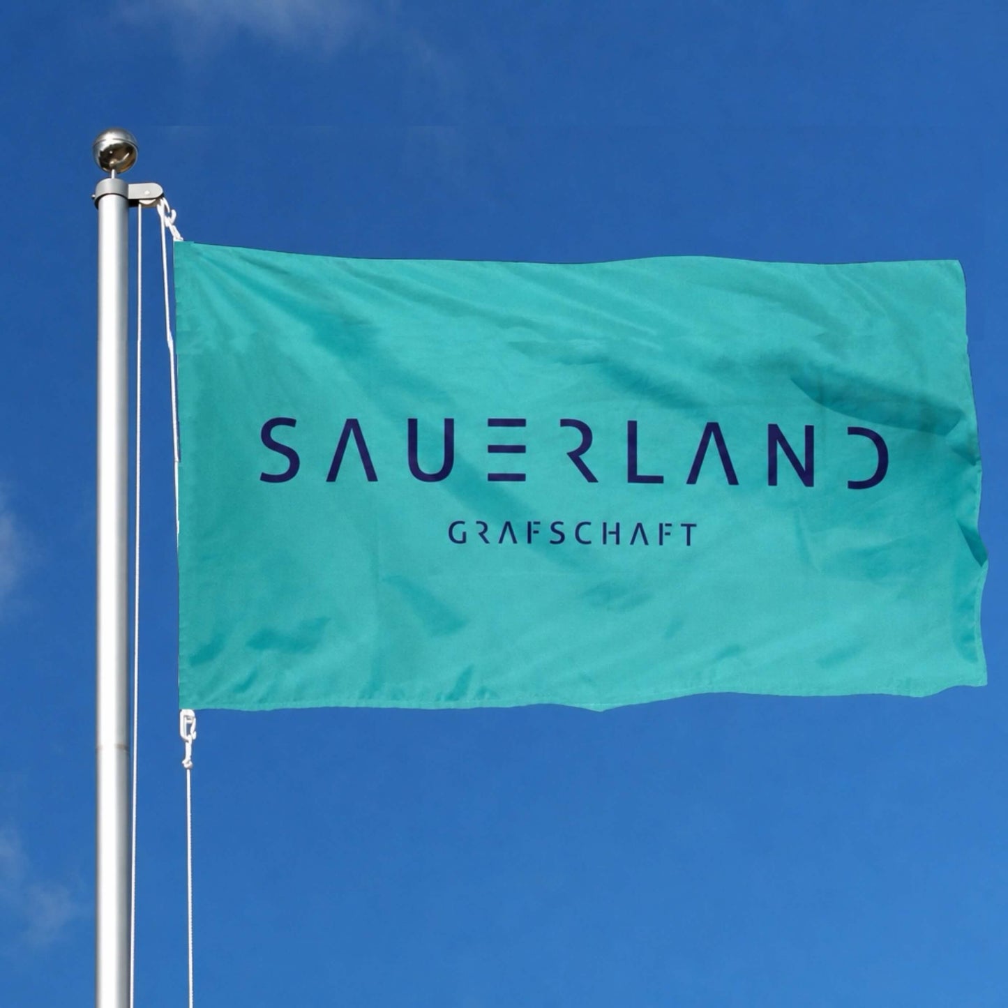 Eine türkise Fahne mit blauem newSAUERLAND Schriftzug.