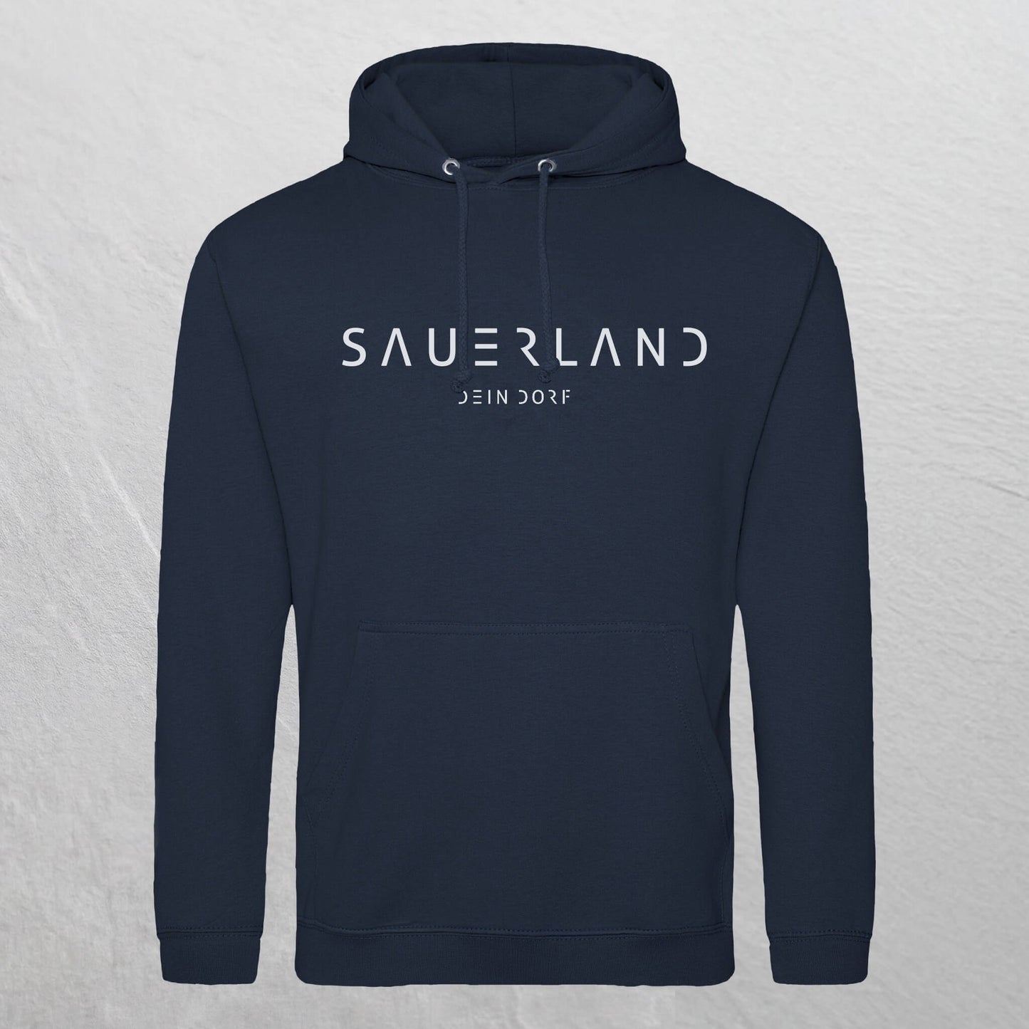 Dunkelblauer Hoodie mit dem neuen Sauerland Schriftzug in weiß aufgedruckt. Darunter steht etwas kleiner DEIN DORF