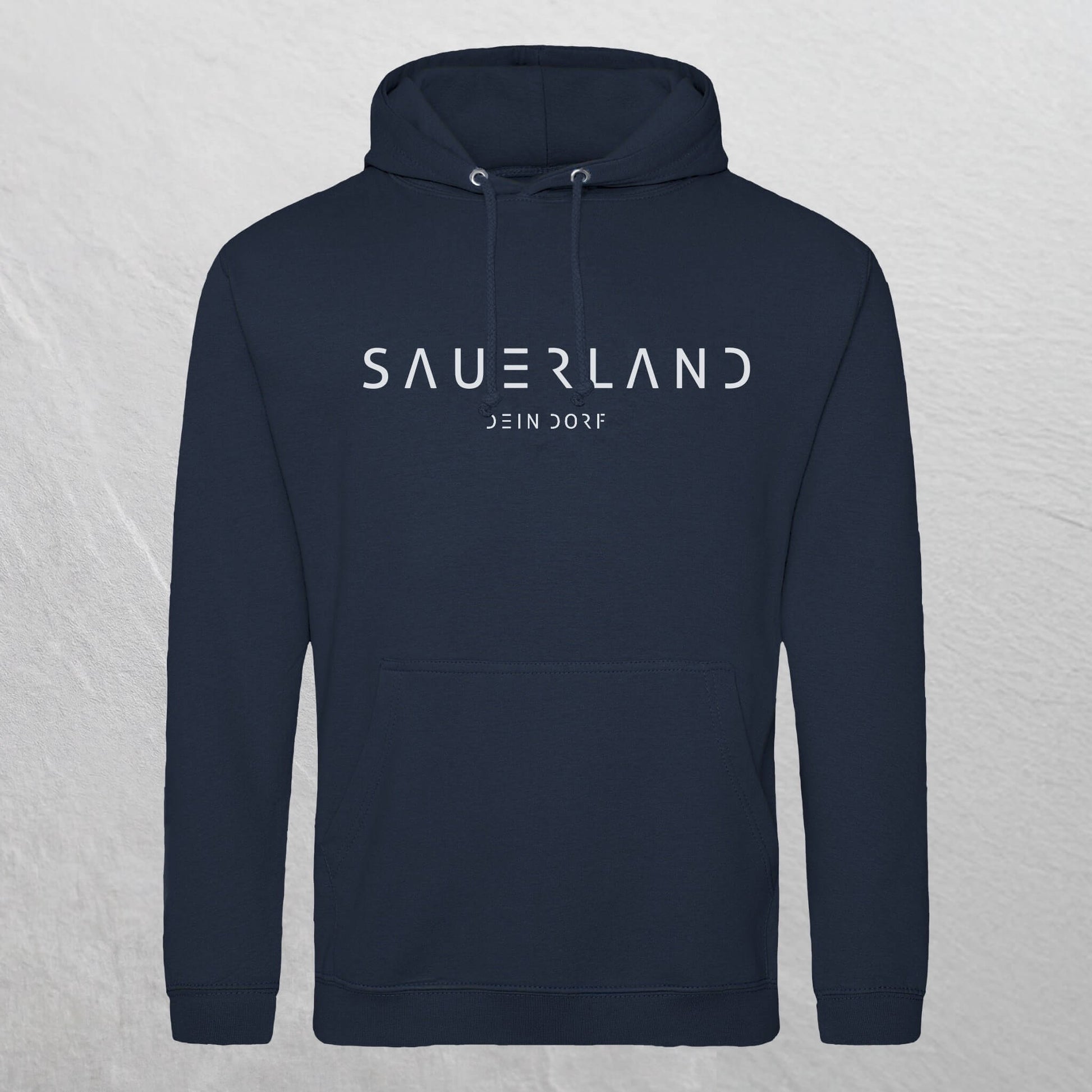 Dunkelblauer Hoodie mit dem neuen Sauerland Schriftzug in weiß aufgedruckt. Darunter steht etwas kleiner DEIN DORF