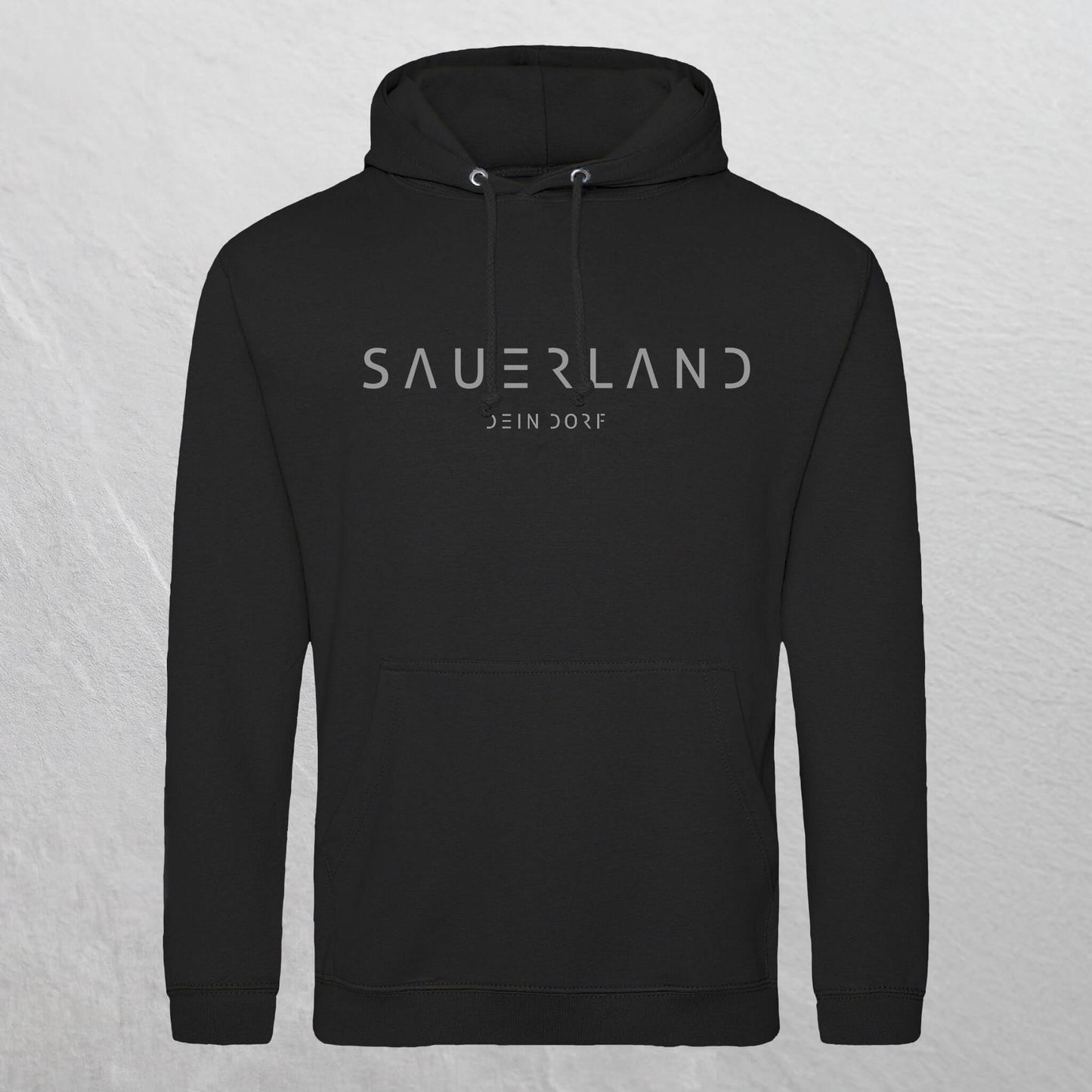schwarzer Hoodie mit dem neuen Sauerland Schriftzug in grau aufgedruckt. Darunter steht etwas kleiner DEIN DORF