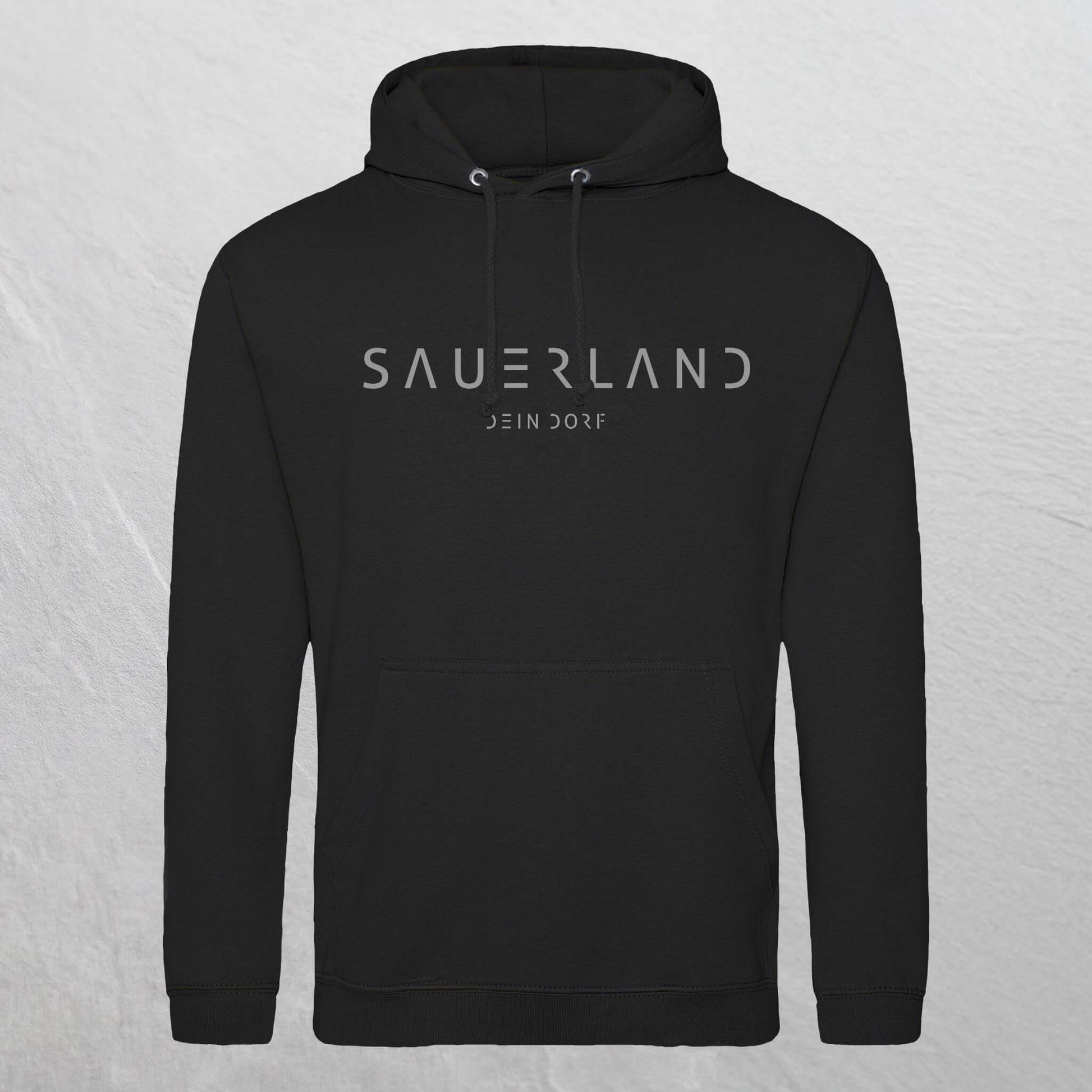 schwarzer Hoodie mit dem neuen Sauerland Schriftzug in grau aufgedruckt. Darunter steht etwas kleiner DEIN DORF