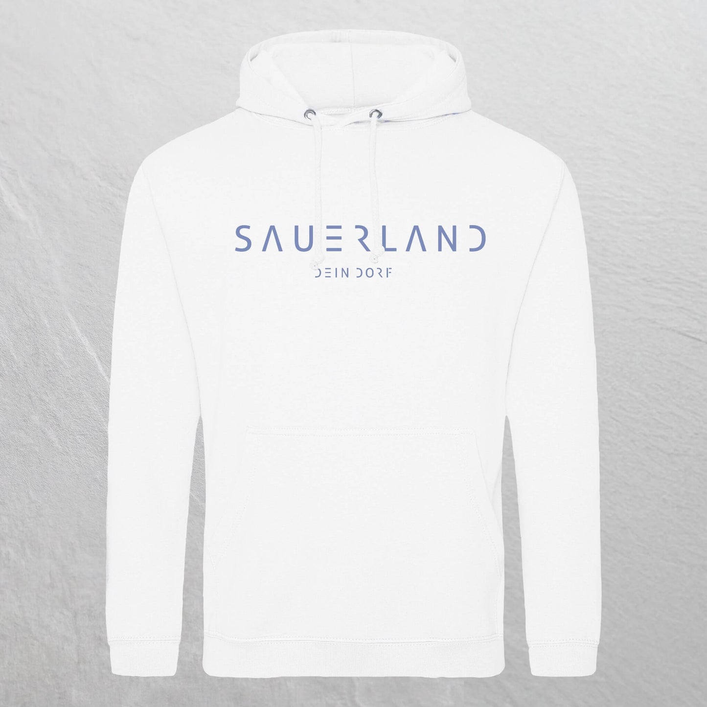 weißer Hoodie mit dem neuen Sauerland Schriftzug in he aufgedruckt. Darunter steht etwas kleiner DEIN DORFlblau