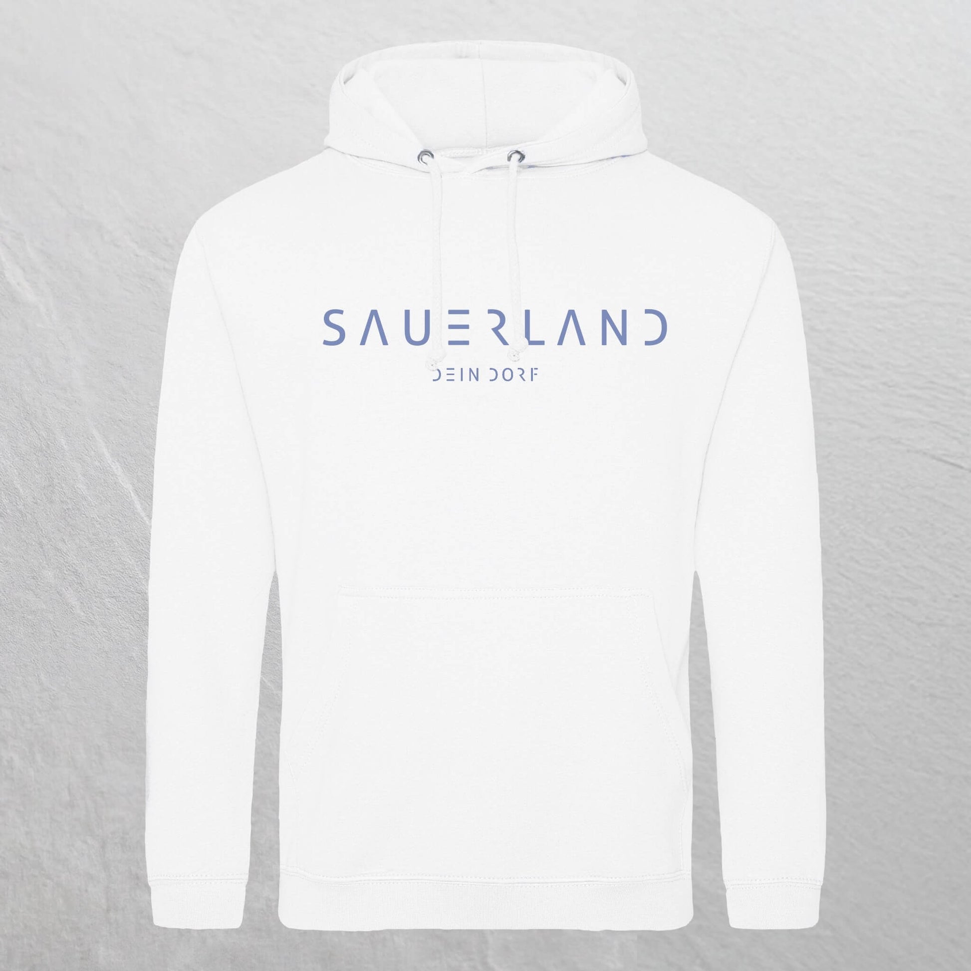 weißer Hoodie mit dem neuen Sauerland Schriftzug in he aufgedruckt. Darunter steht etwas kleiner DEIN DORFlblau