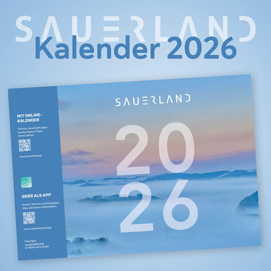Vorstellung des neuen Sauerland Kalenders 2026. Auf hellblauem Hintergrund wird das Titelblatt des Kalenders mit einem Nebelschwaden aus dem nur die Kuppen einiger Berge herausschauen.