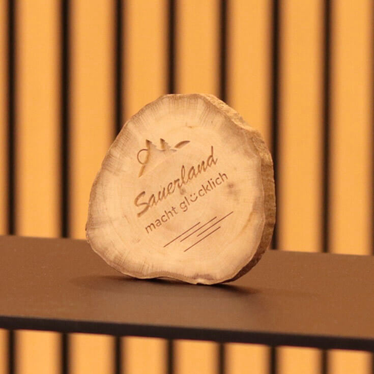 Holz-Kühlschrank-Magnet „Sauerland macht glücklich“