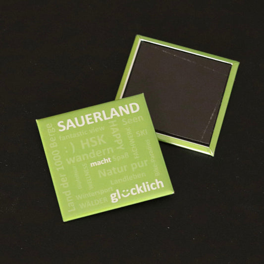 Sauerland Magnet in grün mit Aufdruck Sauerland macht glücklich und Begriffen rund um das Sauerland