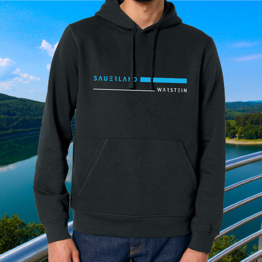 Mann in schwarzem Hoodie aus Biobuamwolle mit blau-weißem Aufdruck Sauerland Warstein steht auf Aussichtsplattform am Biggesee