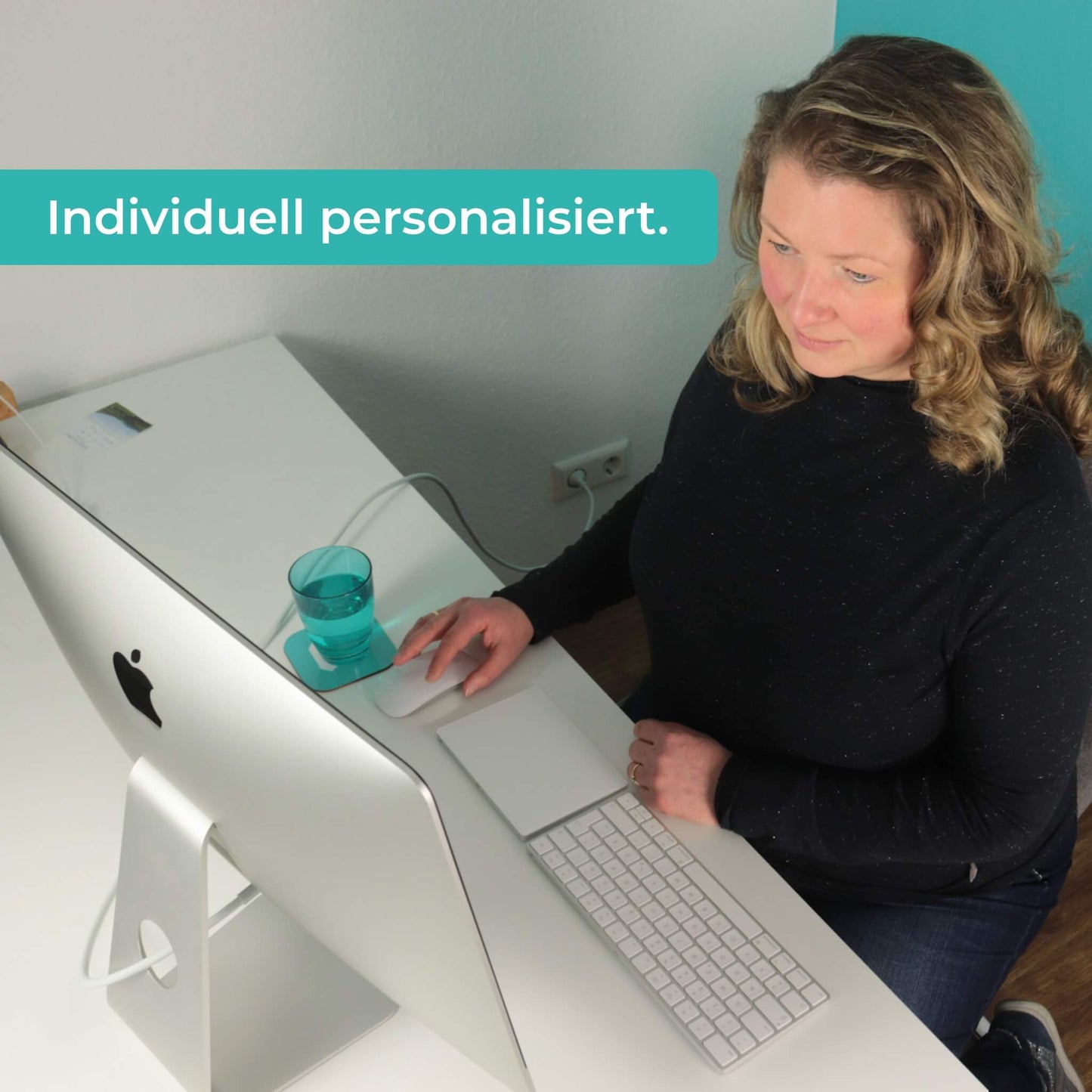 Eine Frau sitzt an einem Computer. Der Text: individuell personalisiert ist lesbar. 