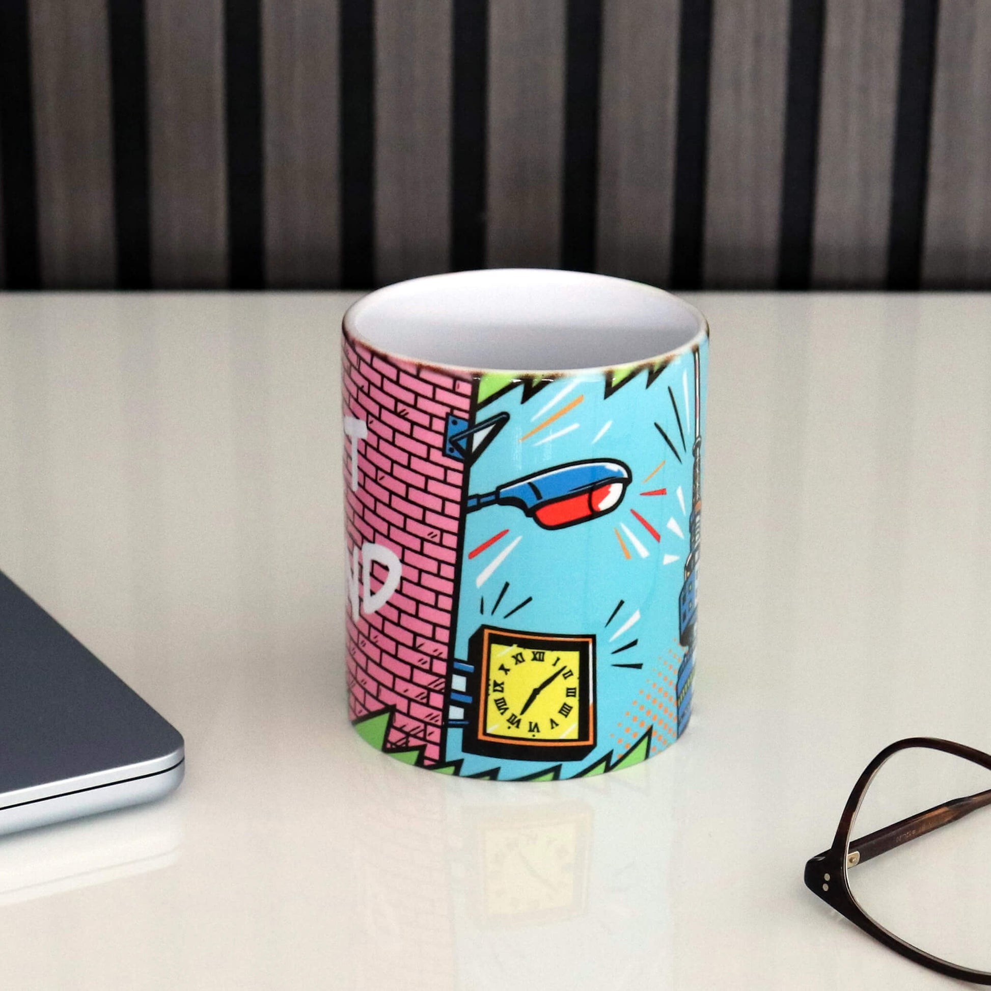 Stadttasse Dortmund im Comic-Popart-Stil steht auf einem weißen Schreibtisch