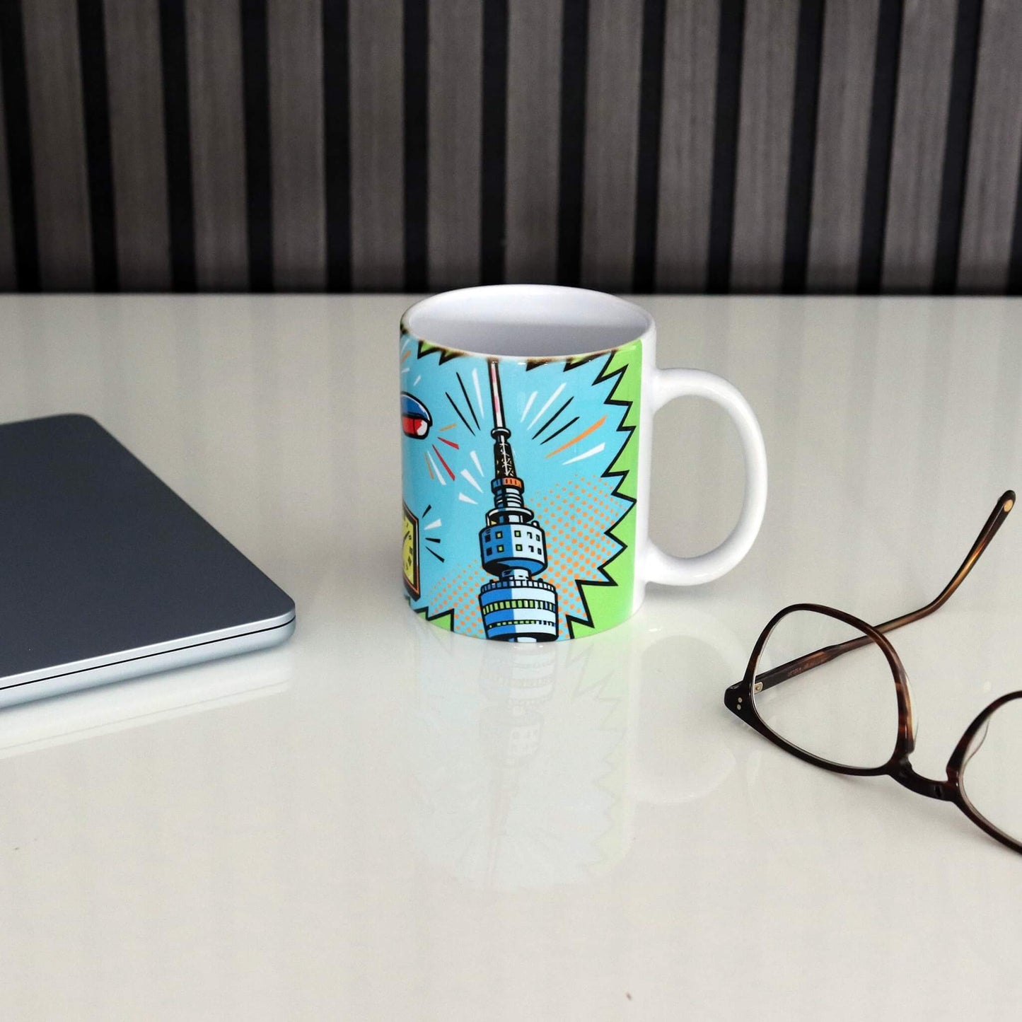 Dortmunder Stadt-Becher mit Popart Florianturm steht auf einem weißen Schreibtisch