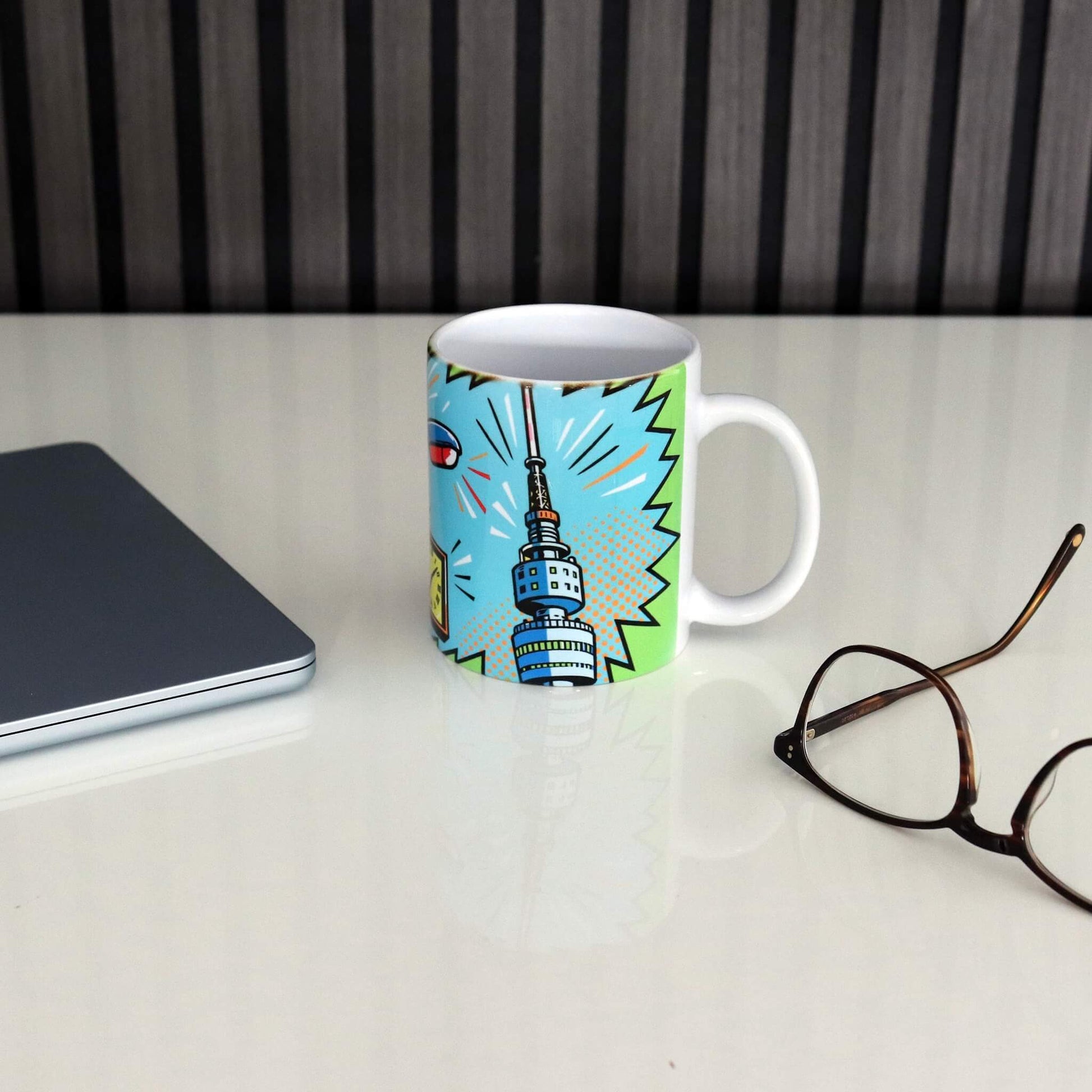 Dortmunder Stadt-Becher mit Popart Florianturm steht auf einem weißen Schreibtisch