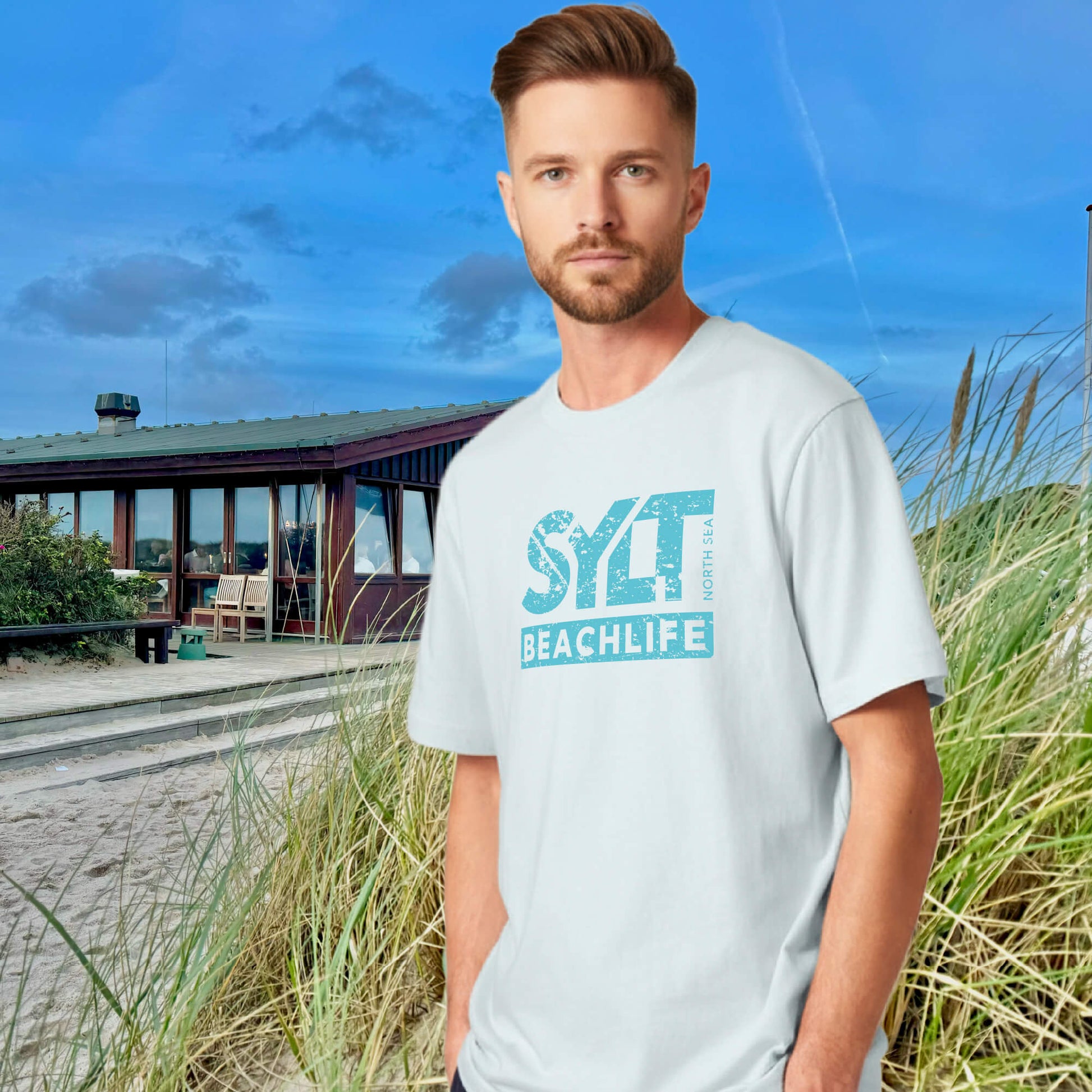 Mann in eisblauem Sylt Beachlife T-Shirt im Relaxed Fit vor der Sansibar in Rantum 