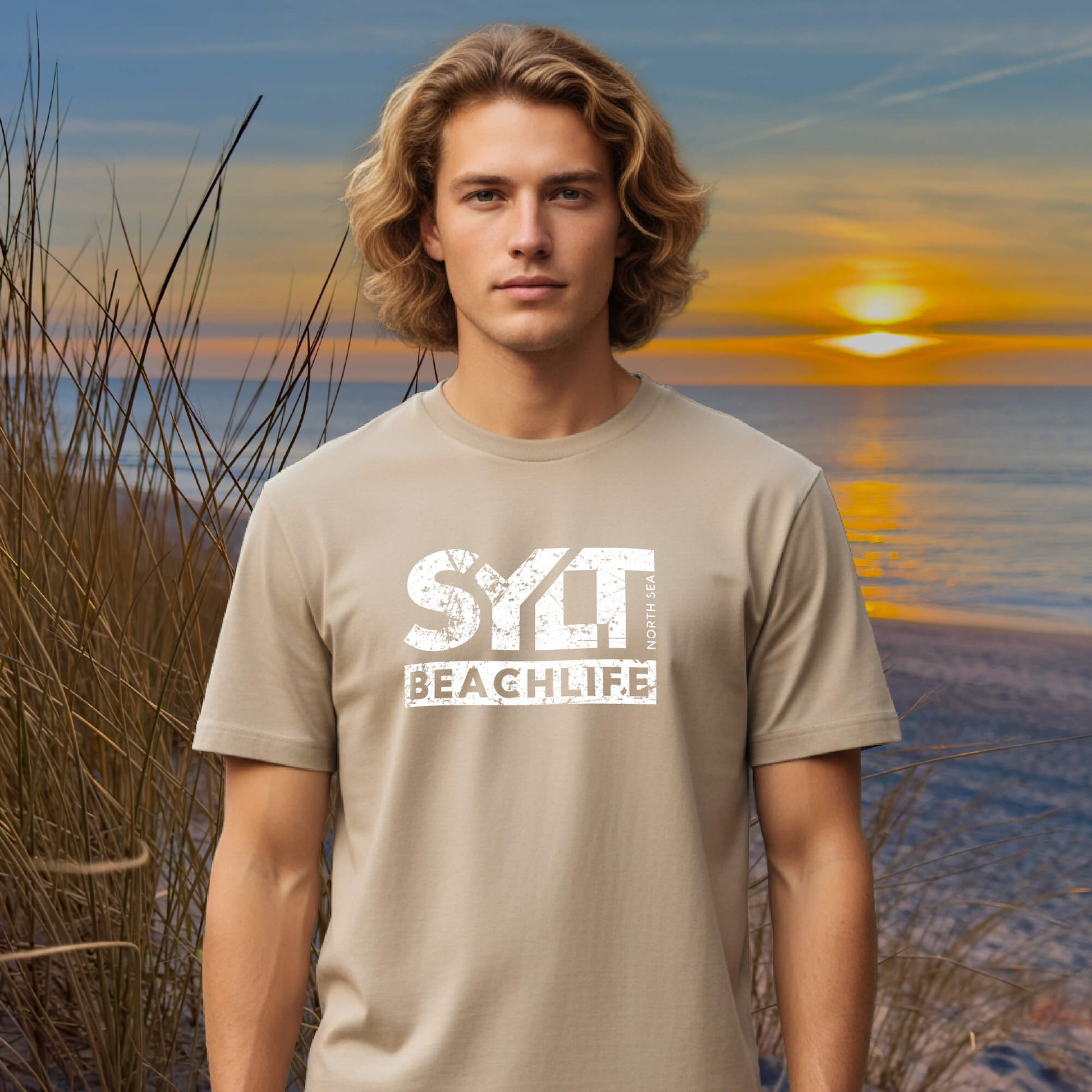 Mann trägt sandfarbenes Sylt Beachlife T-Shirt aus nachhaltiger Bio-Baumwolle bei Sonnenuntergang am Strand