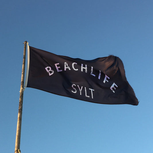 Sylt Fahne Beachlife Sylt in schwarz mit weißem Aufdruck