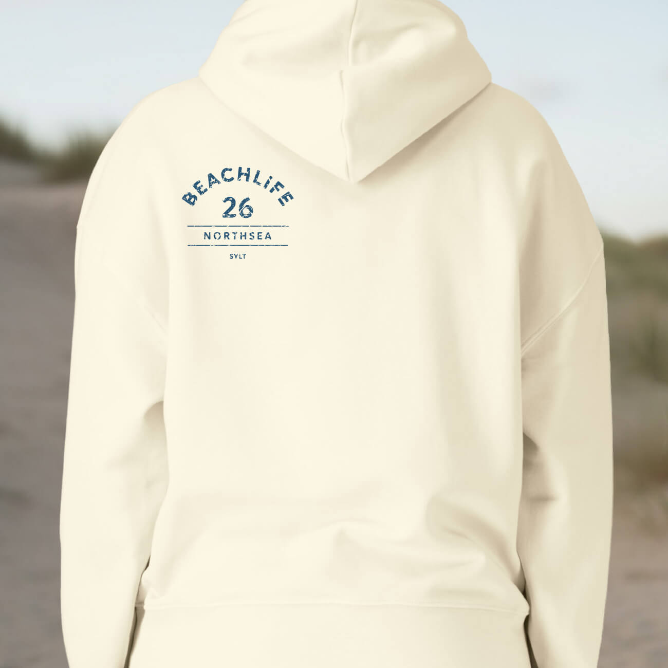 BEACHLIFE 26 Sylt Hoodie Rückseite mit kleinem Backprint auf vanille-farbigem Bio-Baumwoll Hoodie.