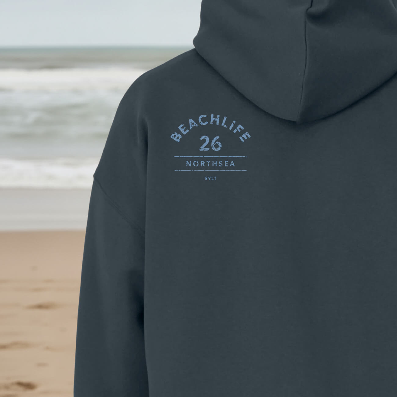 Sylt-Hoodie Rückseite mit BEACHLIFE 26 Backprint - Unisex Relaxed Fit in grau-blau