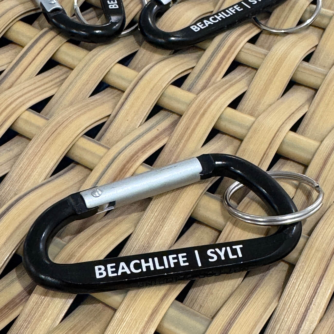 Schwarzer Schlüsselanhänger mit Fräsung  Beachlife | Sylt