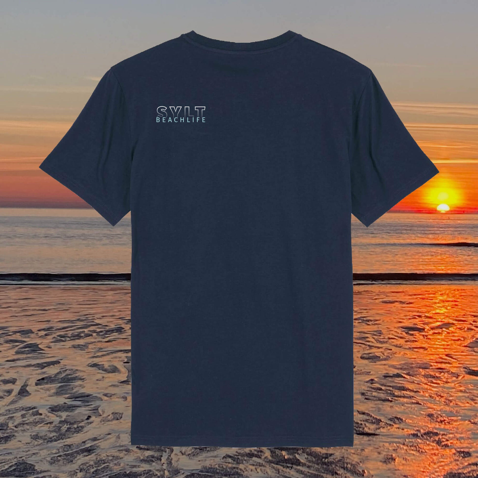 Sylt T-Shirt in dunkelblau mit kleinem Beachlife Aufdruck auf der linken Seite.