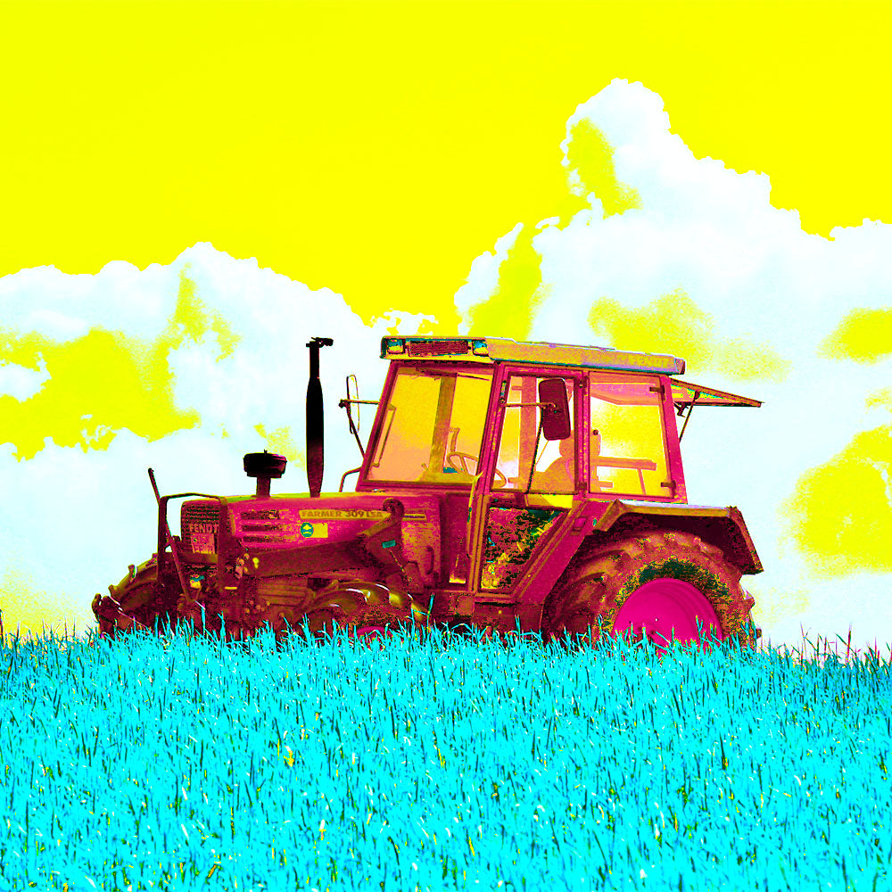 Traktor im Popart-Stil steht auf einem Feld. Die Wiese ist türkis, der Himmel gelb und der Traktor eine Mischung aus rot, magenta und orange.