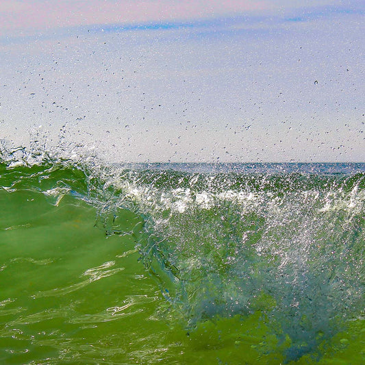Das rd-pictures Motiv "Wave" zeigt eine aufspringende Nordsee-Welle im Detail. Man sieht die fliegenden Tropfen, wenn die Welle bricht.