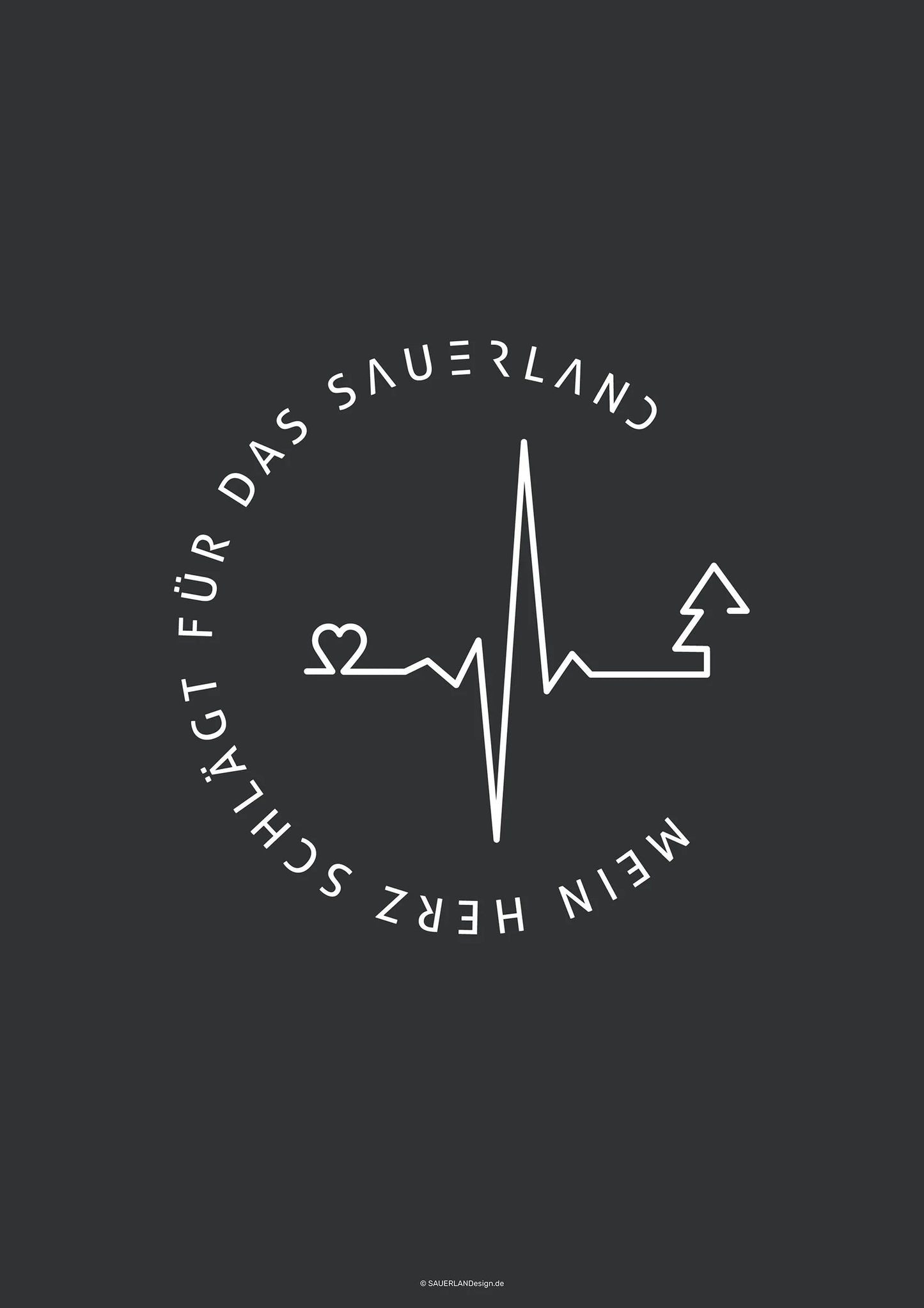 Dunkelgraues Poster mit dem Mein Herz schlägt für das Sauerland Logo in weiß aufgedruckt. Der Schriftzug ist in rund dargestellt. In der Mitte ist eine Herzschlaggrafik zu sehen, die mit einem Herz anfängt und mit einem Tannenbaum endet.