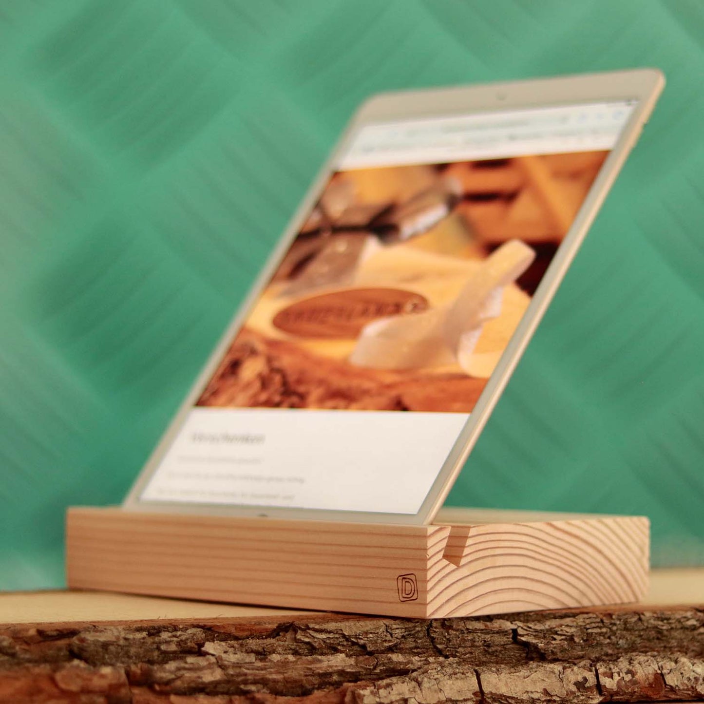 Tablethalter aus Holz mit eingefräster Rille um ein tablet oder ein Mobiltelefon einzustellen.